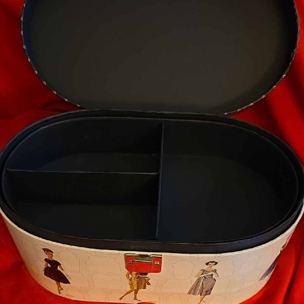 Simplicity Vintage Black and Cream Cosmetic Case - Picture 9 of 13